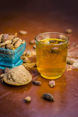 Onun toz siyah kakule ve ham siyah kakule su yakın çekim.