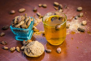 Onun toz siyah kakule ve ham siyah kakule su yakın çekim.