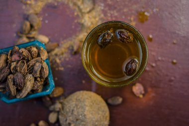 Onun toz siyah kakule ve ham siyah kakule su yakın çekim.