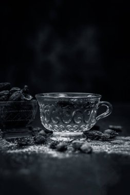 Onun toz siyah kakule ve ham siyah kakule çay yakın çekim.