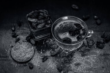 Onun toz siyah kakule ve ham siyah kakule çay yakın çekim.