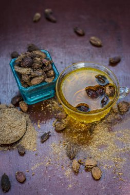 Onun toz siyah kakule ve ham siyah kakule çay yakın çekim.