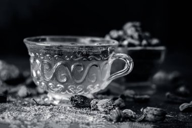 Onun toz siyah kakule ve ham siyah kakule çay yakın çekim.