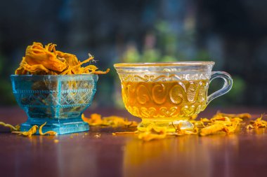 Topuz, javantri, Myristica fragrans ham topuz ile çay kapatır.