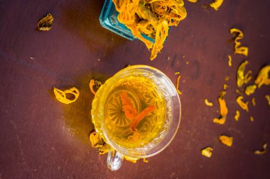 Topuz, javantri, Myristica fragrans ham topuz ile çay kapatır.