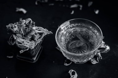 Topuz, javantri, Myristica fragrans ham topuz ile çay kapatır.