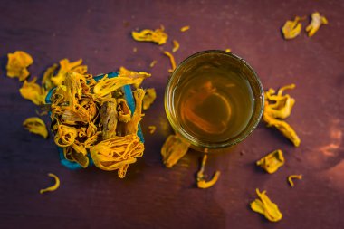 Mace, javantri veya Myristica fragrans ham topuz ile bir bardak su yakın çekim.