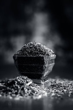 Shahjerra, Carum carvi, kimyon tohumu bir kase ahşap yüzeyde, yakın çekim.