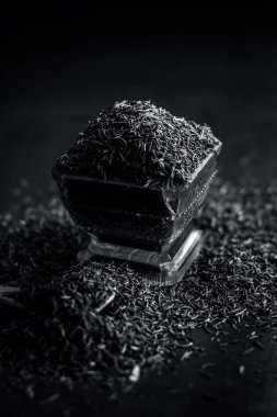 Ham şah zeera veya şah jeera, Carum carvi, kimyon tohumu kahverengi ahşap yüzey üzerinde mavi bir kasede yakın çekim.