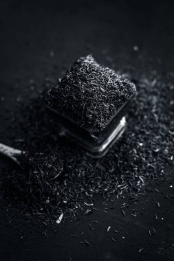 Ham şah zeera veya şah jeera, Carum carvi, kimyon tohumu kahverengi ahşap yüzey üzerinde mavi bir kasede yakın çekim.