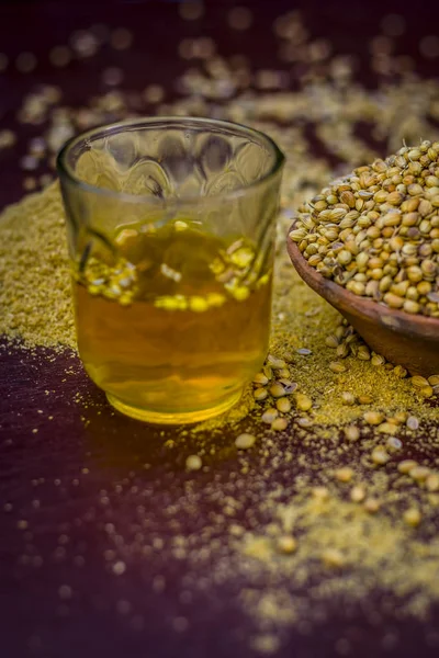 Primer Plano Del Agua Coriandrum Sativum Cilantro Con Polvo — Foto de Stock