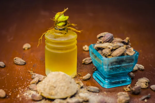 Primer Plano Del Aceite Cardamomo Negro Con Polvo Cardamomo Negro — Foto de Stock