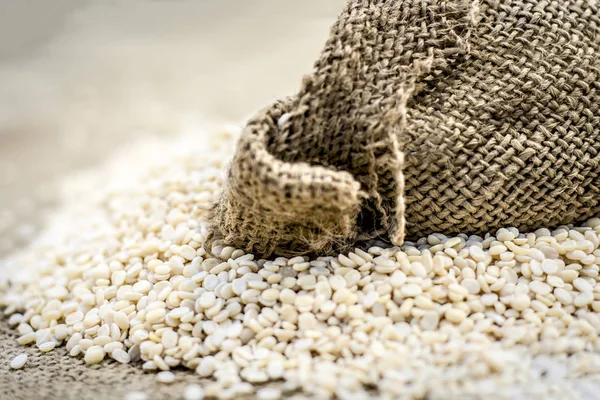 Raw Orgânico Pennisetum Glaucum Pearl Millet Saindo Saco Armas — Fotografia de Stock