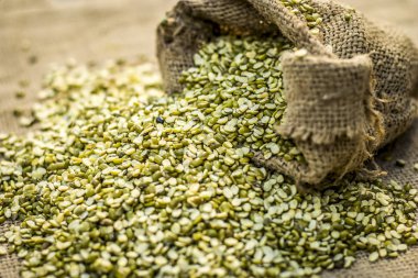 Split yeşil gram, Moong dal, bir topçu çantasından çıkan Vigna Işınsal simetrili canlılar.;
