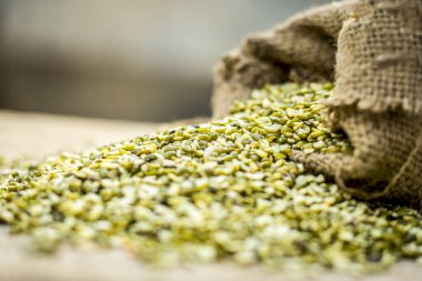 Split yeşil gram, Moong dal, bir topçu çantasından çıkan Vigna Işınsal simetrili canlılar.;