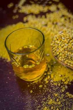 Su Coriandrum sativum, kişniş, toz ile yakın çekim.