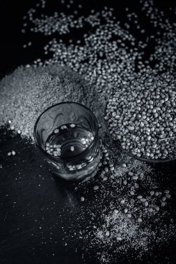 Su Coriandrum sativum, kişniş, toz ile yakın çekim.