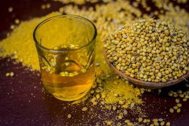 Su Coriandrum sativum, kişniş, toz ile yakın çekim.