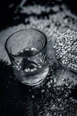 Su Coriandrum sativum, kişniş, toz ile yakın çekim.