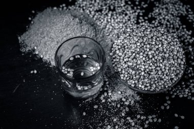 Su Coriandrum sativum, kişniş, toz ile yakın çekim.