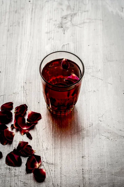 Buz ve limon ve masada biraz gül yaprakları gül suyu