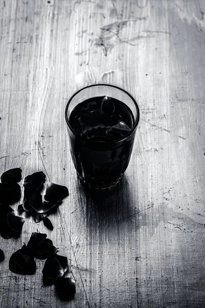 Buz ve limon ve masada biraz gül yaprakları gül suyu