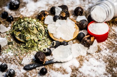 Ayurveda otlar diş sorunları i.e şap tozu, potasyum Alüminyum sülfat dodecahydrate tedavisi için karışımı yakın çekim, fındık, Sapindus, toz neem bush ve tuz, sodyum klorür soap.