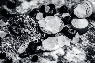 Ayurveda otlar diş sorunları i.e şap tozu, potasyum Alüminyum sülfat dodecahydrate tedavisi için karışımı yakın çekim, fındık, Sapindus, toz neem bush ve tuz, sodyum klorür soap.