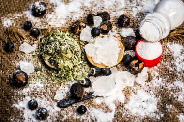 Ayurveda otlar diş sorunları i.e şap tozu, potasyum Alüminyum sülfat dodecahydrate tedavisi için karışımı yakın çekim, fındık, Sapindus, toz neem bush ve tuz, sodyum klorür soap.