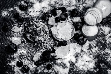 Ayurveda otlar diş sorunları i.e şap tozu, potasyum Alüminyum sülfat dodecahydrate tedavisi için karışımı yakın çekim, fındık, Sapindus, toz neem bush ve tuz, sodyum klorür soap.