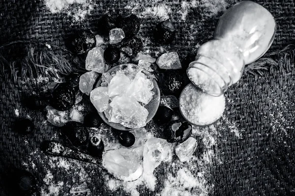 Kristalize şap, potasyum şap kadar yakın ve onun toz sabun fındık, Sapindus ve tuz, sodyum klorür ile Asya'da yapılan geleneksel diş macunu unsurlarıdır.