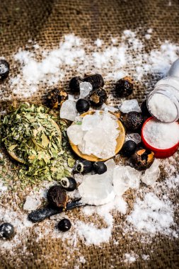 Ayurveda otlar diş sorunları i.e şap tozu, potasyum Alüminyum sülfat dodecahydrate tedavisi için karışımı yakın çekim, fındık, Sapindus, toz neem bush ve tuz, sodyum klorür soap.