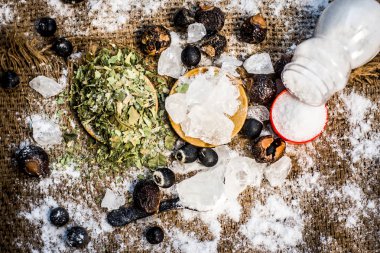 Ayurveda otlar diş sorunları i.e şap tozu, potasyum Alüminyum sülfat dodecahydrate tedavisi için karışımı yakın çekim, fındık, Sapindus, toz neem bush ve tuz, sodyum klorür soap.