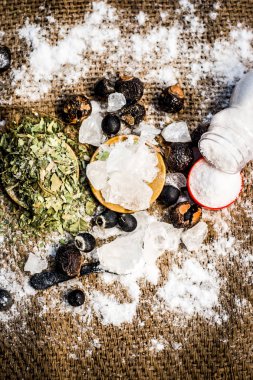 Ayurveda otlar diş sorunları i.e şap tozu, potasyum Alüminyum sülfat dodecahydrate tedavisi için karışımı yakın çekim, fındık, Sapindus, toz neem bush ve tuz, sodyum klorür soap.