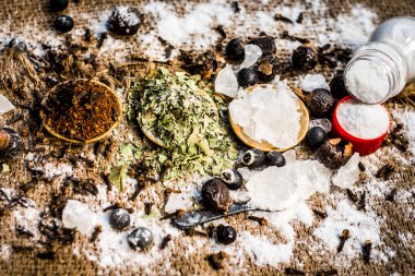 Ayurveda otlar diş sorunları i.e şap tozu, potasyum Alüminyum sülfat dodecahydrate tedavisi için karışımı yakın çekim, fındık, Sapindus, toz neem bush ve tuz, sodyum klorür soap.