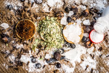 Ayurveda otlar diş sorunları i.e şap tozu, potasyum Alüminyum sülfat dodecahydrate tedavisi için karışımı yakın çekim, fındık, Sapindus, toz neem bush ve tuz, sodyum klorür soap.