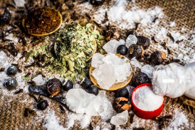 Ayurveda otlar diş sorunları i.e şap tozu, potasyum Alüminyum sülfat dodecahydrate tedavisi için karışımı yakın çekim, fındık, Sapindus, toz neem bush ve tuz, sodyum klorür soap.