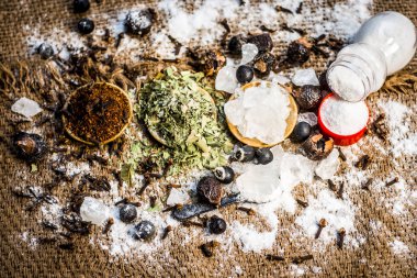 Ayurveda otlar diş sorunları i.e şap tozu, potasyum Alüminyum sülfat dodecahydrate tedavisi için karışımı yakın çekim, fındık, Sapindus, toz neem bush ve tuz, sodyum klorür soap.