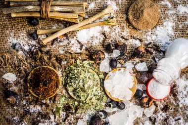 Ayurveda otlar diş sorunları i.e şap tozu, potasyum Alüminyum sülfat dodecahydrate tedavisi için karışımı yakın çekim, fındık, Sapindus, toz neem bush ve tuz, sodyum klorür soap.