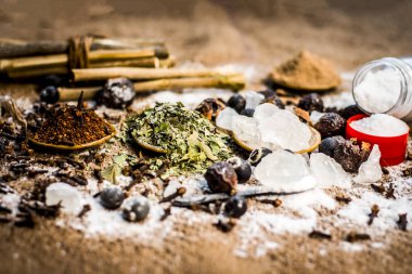 Ayurveda otlar diş sorunları i.e şap tozu, potasyum Alüminyum sülfat dodecahydrate tedavisi için karışımı yakın çekim, fındık, Sapindus, toz neem bush ve tuz, sodyum klorür soap.
