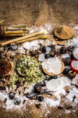 Ayurveda otlar diş sorunları i.e şap tozu, potasyum Alüminyum sülfat dodecahydrate tedavisi için karışımı yakın çekim, fındık, Sapindus, toz neem bush ve tuz, sodyum klorür soap.