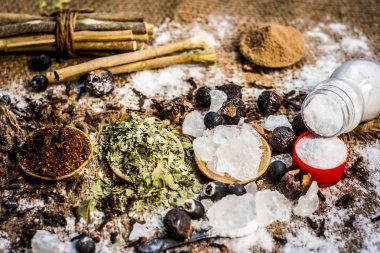 Ayurveda otlar diş sorunları i.e şap tozu, potasyum Alüminyum sülfat dodecahydrate tedavisi için karışımı yakın çekim, fındık, Sapindus, toz neem bush ve tuz, sodyum klorür soap.