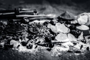 Ayurveda otlar diş sorunları i.e şap tozu, potasyum Alüminyum sülfat dodecahydrate tedavisi için karışımı yakın çekim, fındık, Sapindus, toz neem bush ve tuz, sodyum klorür soap.