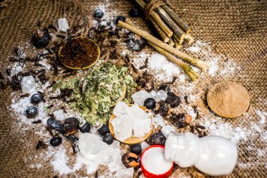 Ayurveda otlar diş sorunları i.e şap tozu, potasyum Alüminyum sülfat dodecahydrate tedavisi için karışımı yakın çekim, fındık, Sapindus, toz neem bush ve tuz, sodyum klorür soap.