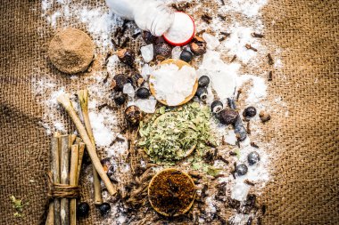 Ayurveda otlar diş sorunları i.e şap tozu, potasyum Alüminyum sülfat dodecahydrate tedavisi için karışımı yakın çekim, fındık, Sapindus, toz neem bush ve tuz, sodyum klorür soap.