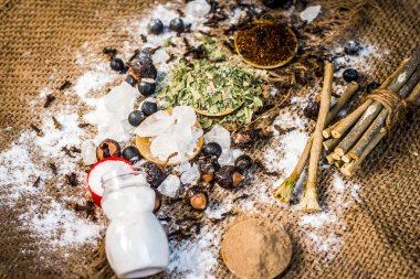 Ayurveda otlar diş sorunları i.e şap tozu, potasyum Alüminyum sülfat dodecahydrate tedavisi için karışımı yakın çekim, fındık, Sapindus, toz neem bush ve tuz, sodyum klorür soap.