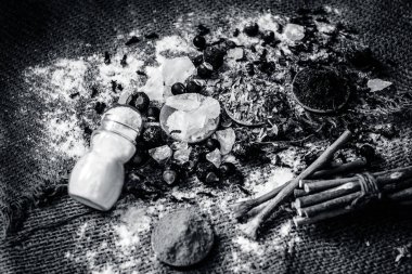 Ayurveda otlar diş sorunları i.e şap tozu, potasyum Alüminyum sülfat dodecahydrate tedavisi için karışımı yakın çekim, fındık, Sapindus, toz neem bush ve tuz, sodyum klorür soap.