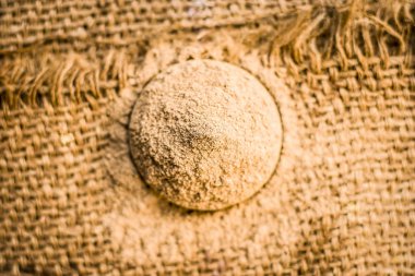 Toz Hint sakız, babol meyve, Bawal ke paide topçu çanta üzerinde küçük bir tabak içinde.