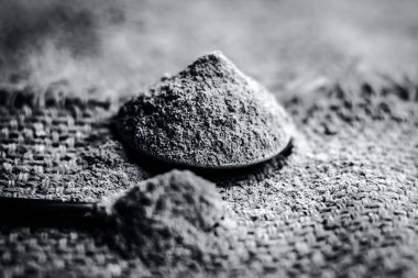 Toz yakın babool meyvesi akasya nilotica Linn toz topçu arka plan üzerinde faydalıdır ve Ayurvedik tıp diş sorunları için.