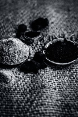 Babool meyve, Vachellia nilotica veya sakız Arapça ağaç kömür ve onun tozu ile diş tedavi/sorunları için kullanılır.